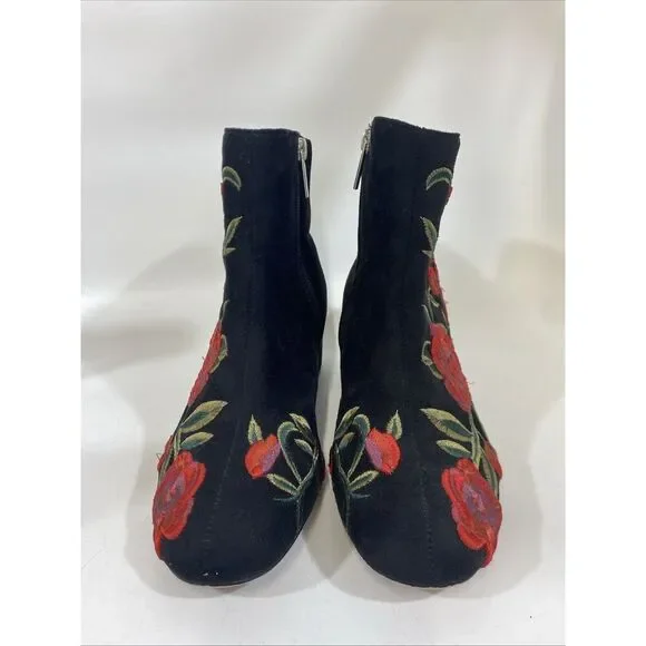 Comfortview Women's Sidney Bootie Embroidered Red Roses Black Velour Sz 7.5 Wide - Picture 3 of 14
